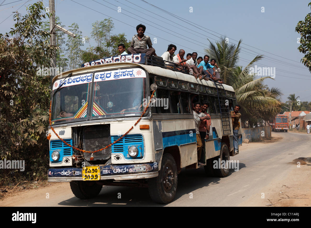 Nahverkehr-Bus in der Nähe von Bannur, Karnataka, Südindien, Indien, Südasien, Asien Stockfoto
