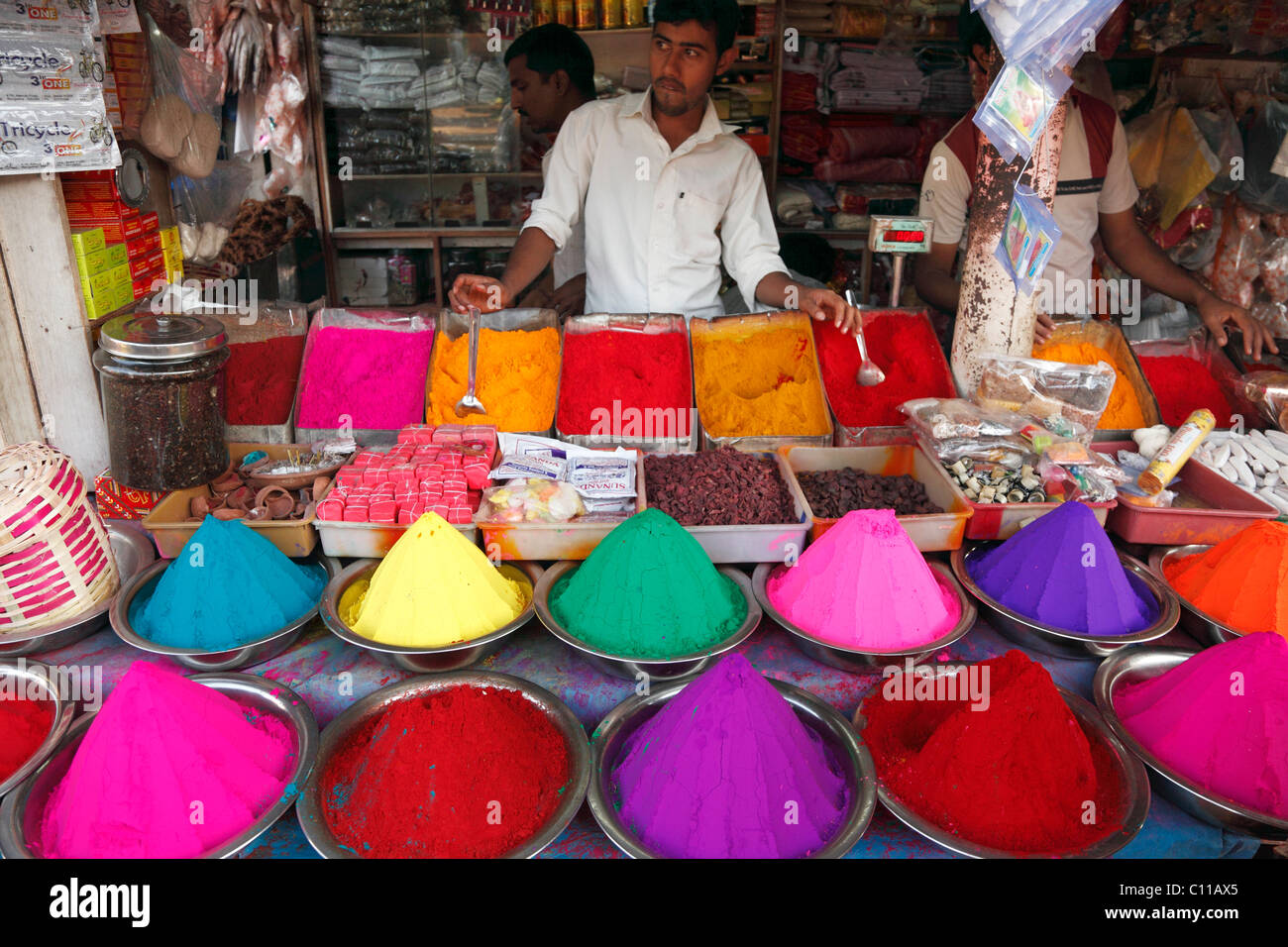 Stall mit pulverförmigen Pigment Devaraja Markt, Mysore, Karnataka, Südindien, Indien, Südasien, Asien Stockfoto