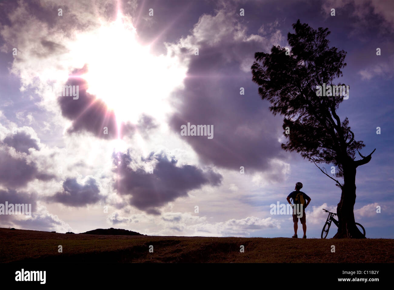Radfahrer auf dem Hügel, die Beobachtung der Sonne stehen und entspannen Stockfoto