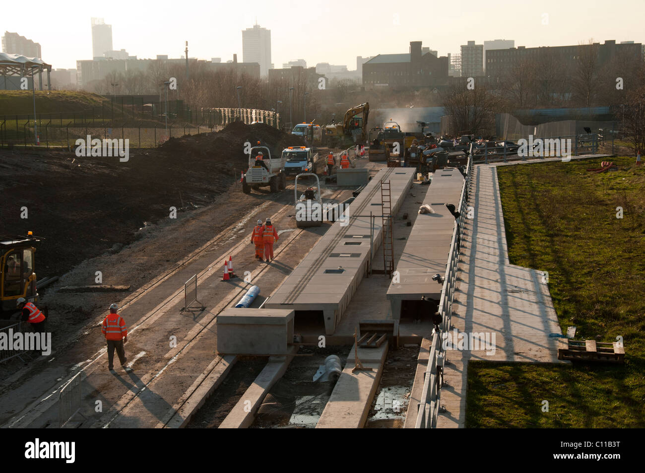 Manchester Metrolink Tram Route wird an der zukünftigen Haltestelle Etihad Campus, Eastlands, Manchester, England, UK gebaut Stockfoto