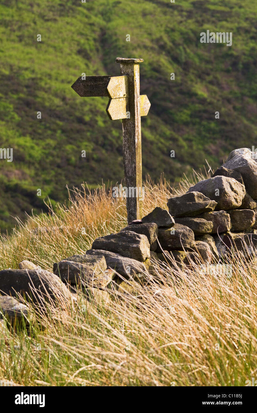 Wegweiser auf Haworth Moor zeigt die Routen der bedeutenden Sehenswürdigkeiten entlang der Bronte Weg, Yorkshire, England Stockfoto