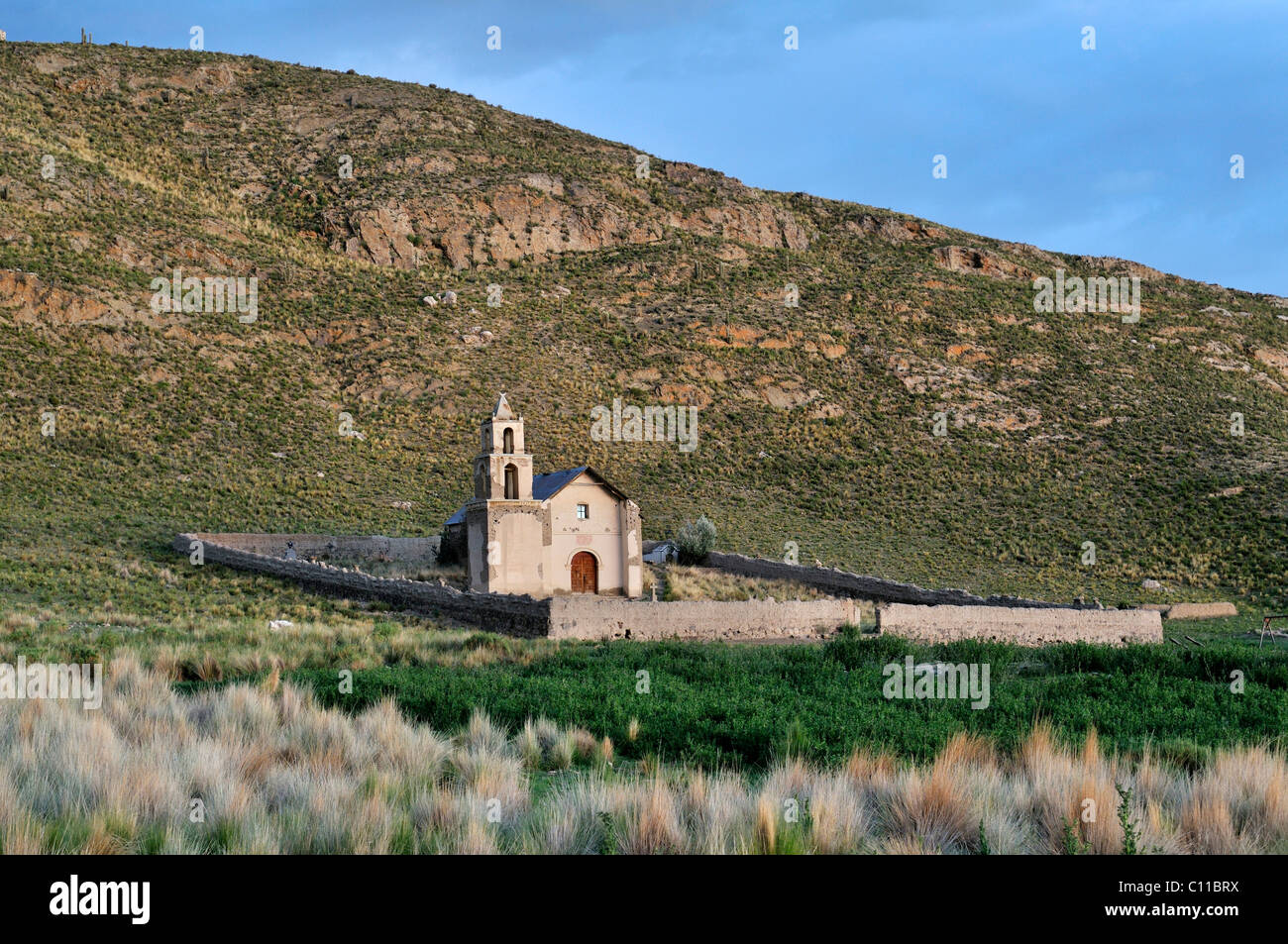 Kirche und Friedhof, bolivianischen Altiplano Hochland, Departamento Oruro, Bolivien, Südamerika Stockfoto