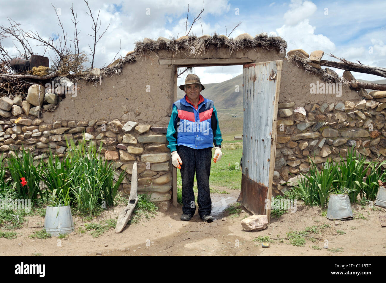 Porträt eines Mannes in einem Hof Tor, bolivianischen Altiplano Hochland, Departamento Oruro, Bolivien, Südamerika Stockfoto