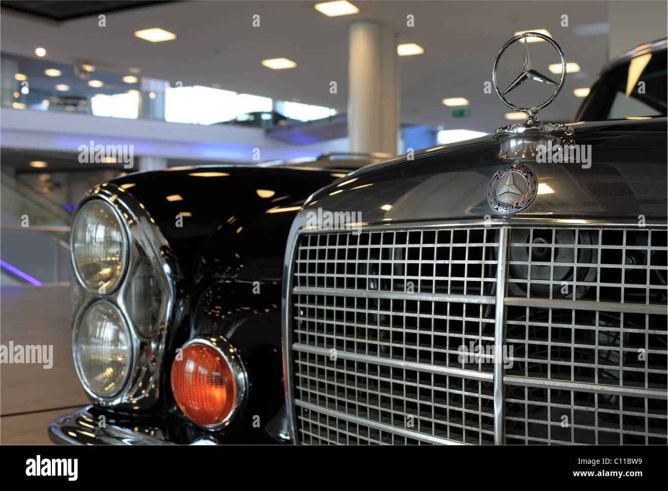 Mercedes-Benz 280 SE im Mercedes-Benz Welt, Brooklands, Weybridge, Surrey, England, Großbritannien, UK, Europa Stockfoto