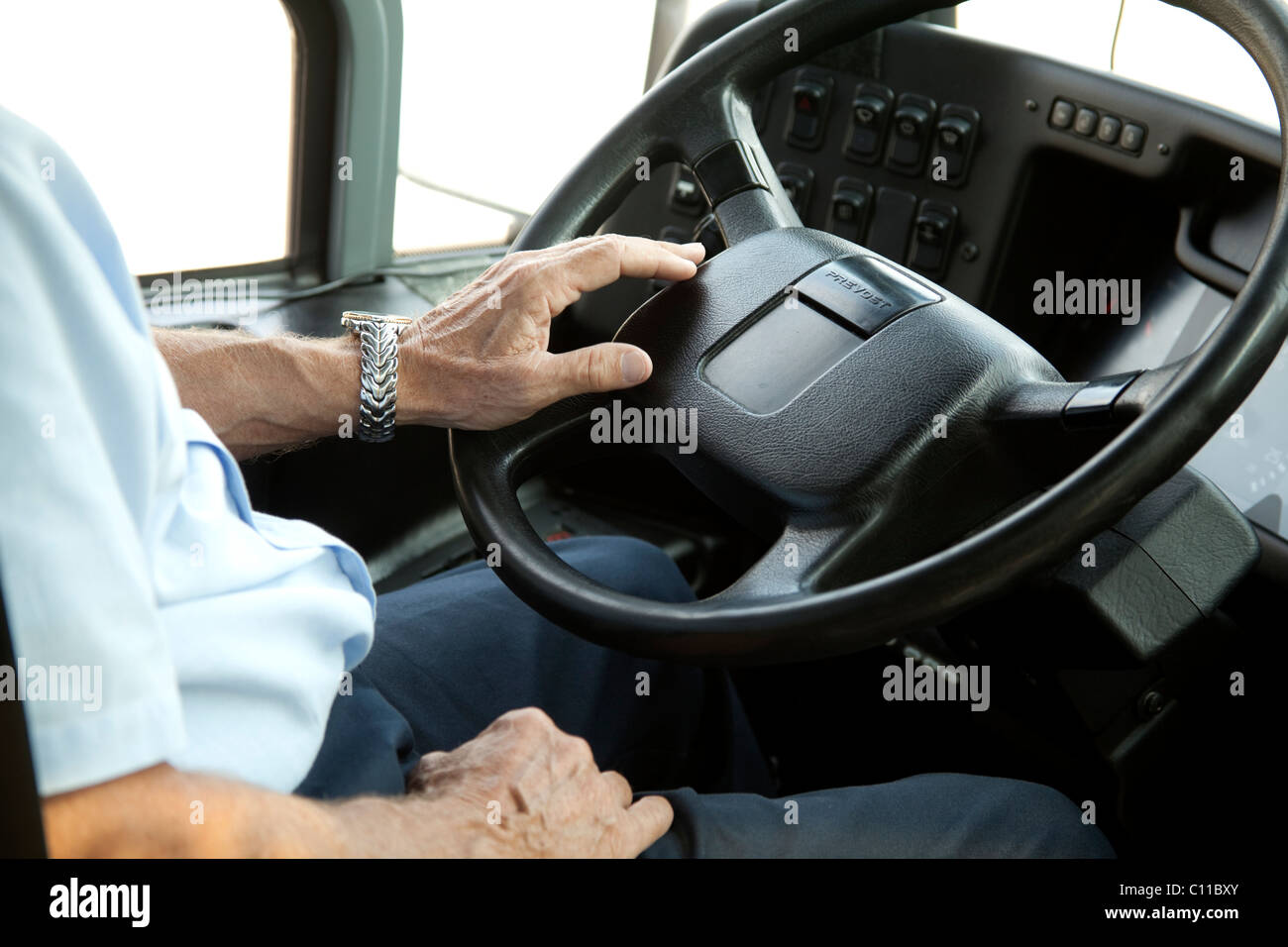 Busfahrer mit Hände am Lenkrad in den USA Stockfoto