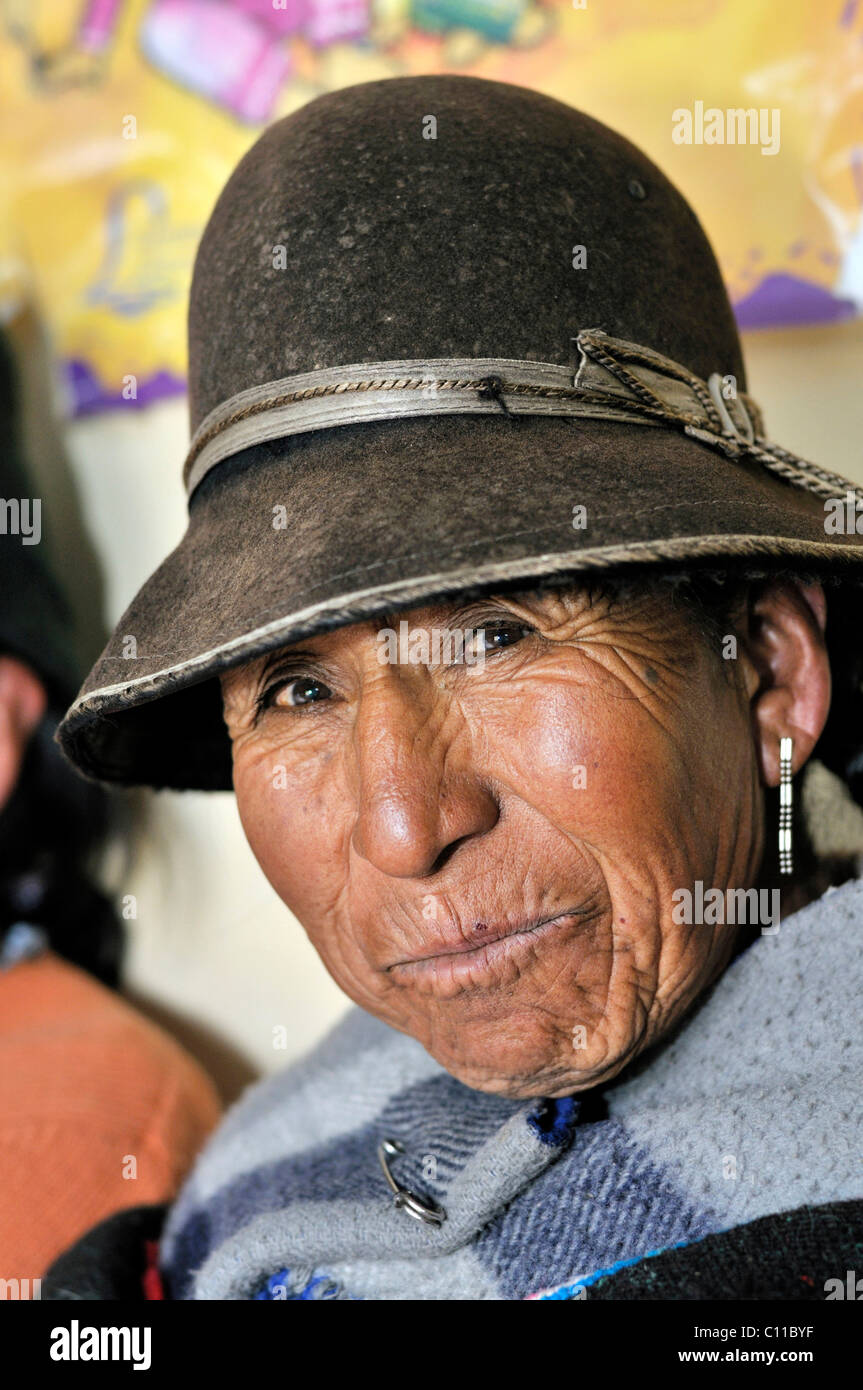 Porträt einer Frau mit einem Filzhut, Quechua, bolivianischen Altiplano Hochland, Departamento Oruro, Bolivien, Südamerika Stockfoto