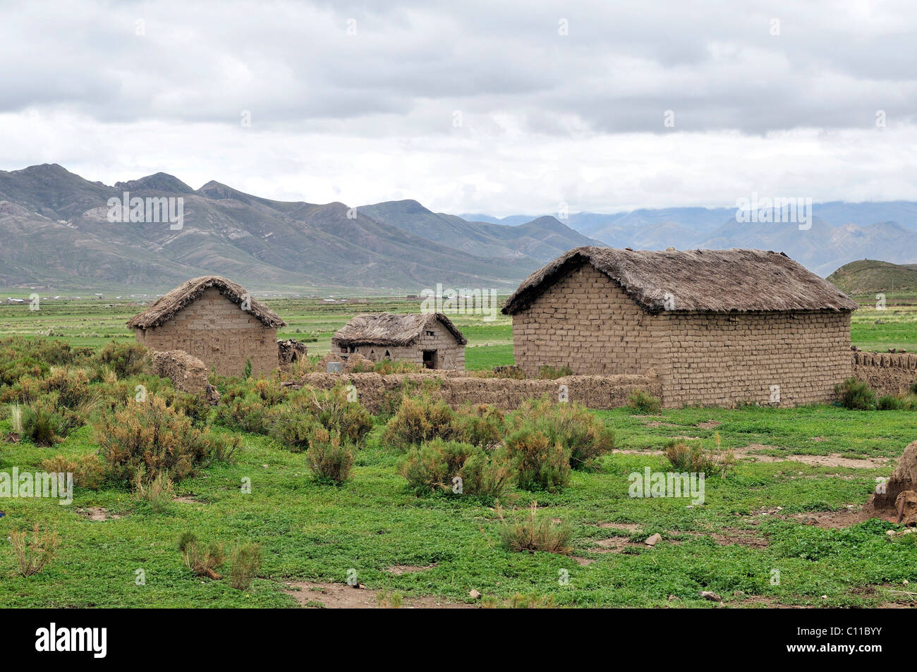 Einfache Hütten in den bolivianischen Altiplano Hochland, Departamento Oruro, Bolivien, Südamerika Stockfoto
