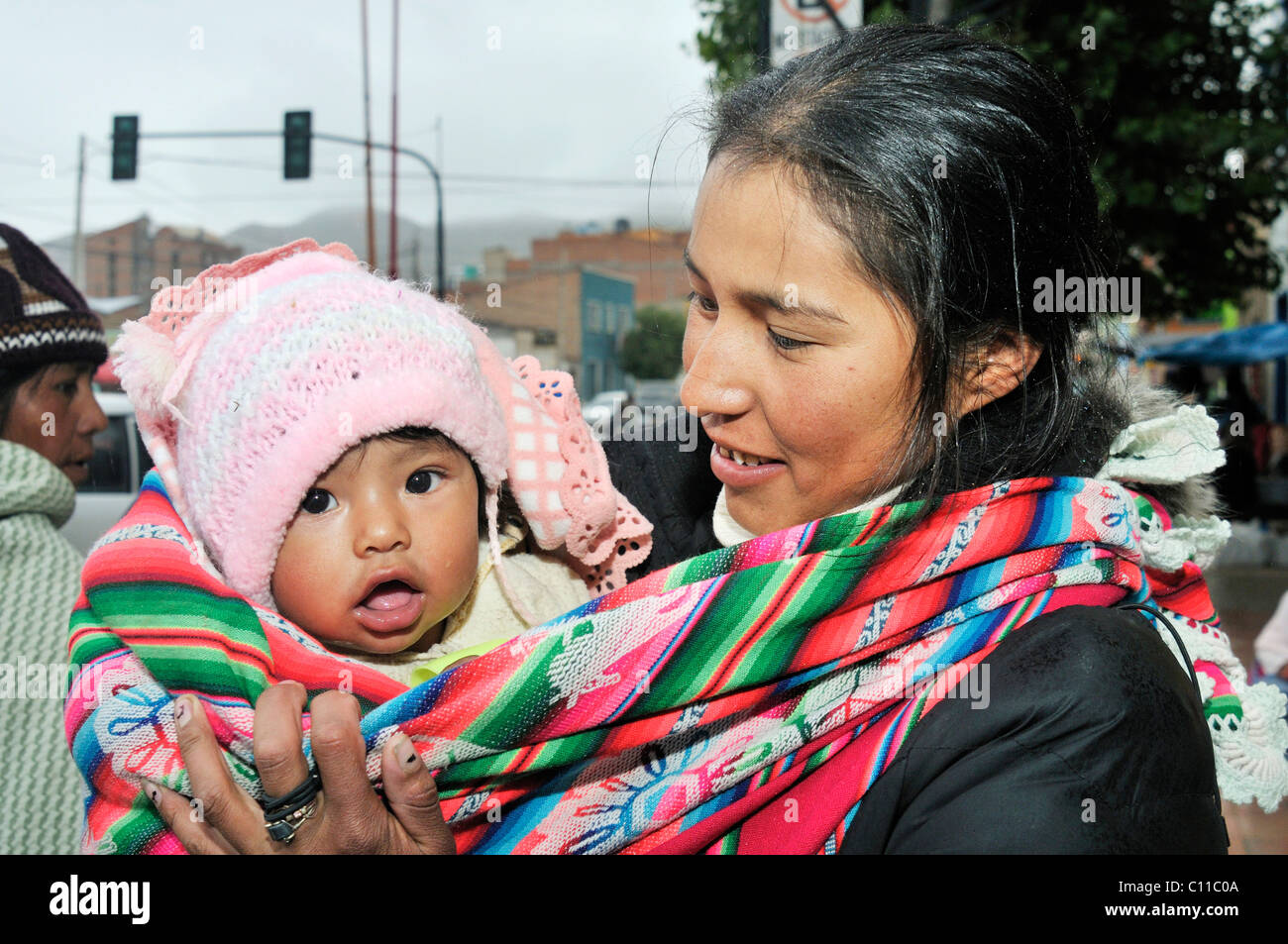 Junge Mutter mit Baby in einem Tragetuch, bolivianischen Altiplano Hochland, Departamento Oruro, Bolivien, Südamerika Stockfoto