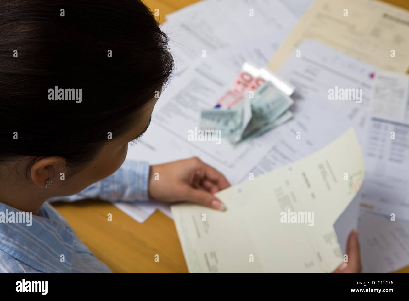 Frau mit unbezahlten Rechnungen Stockfoto