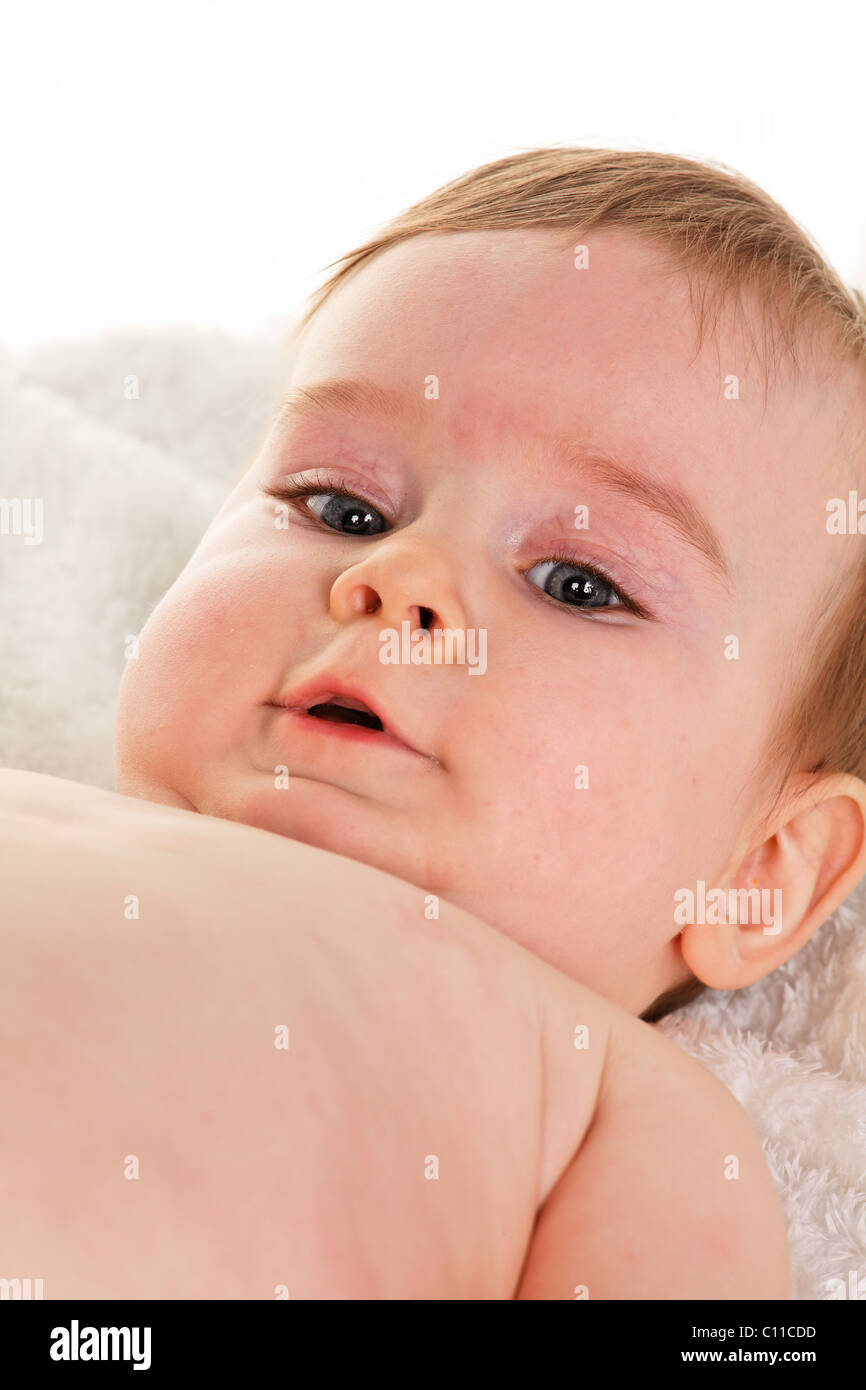 Kopf-Portrait eines Kleinkindes - Baby mit großen Augen Stockfoto
