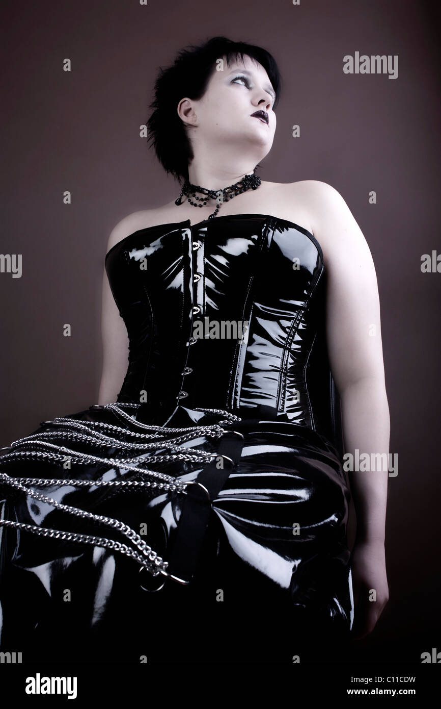 Frau, Gothic, glänzende Kleidung, sitzen, ernst Stockfoto