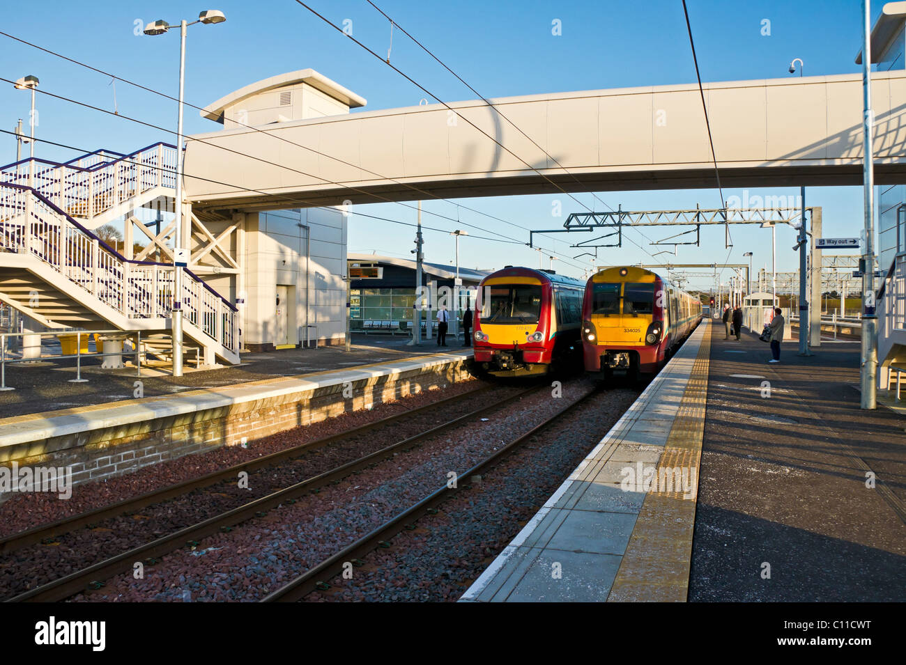 Bathgate Railway Station mit ersten Scotrail class 170 Turbostar DMU (links) für Edinburgh und Klasse 334 WWU für Helensburgh Stockfoto