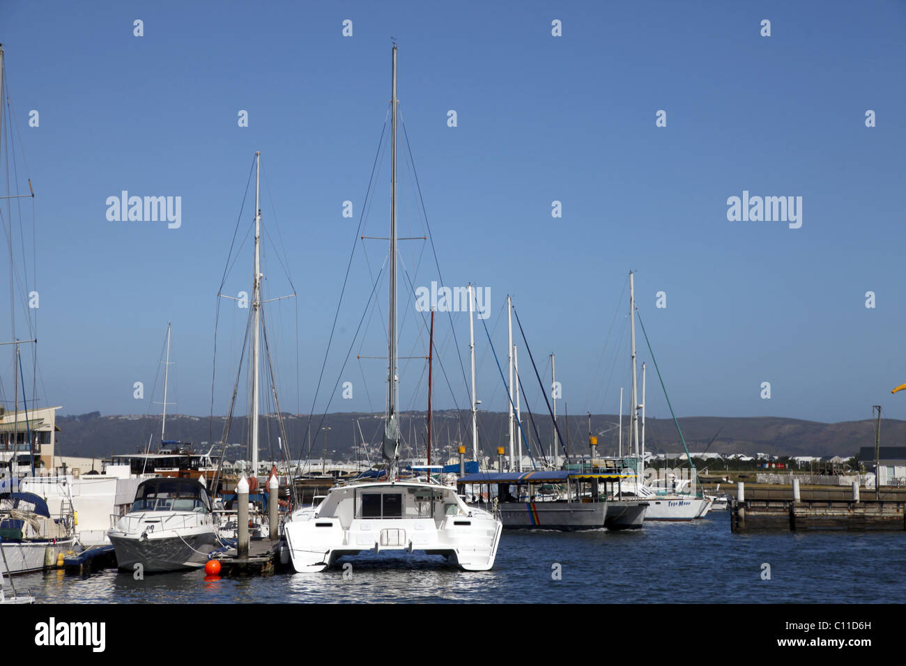 SPORTBOOTE im Yachthafen & KNYSNA QUAYS WESTERN CAPE Südafrika 28. Januar 2011 Stockfoto