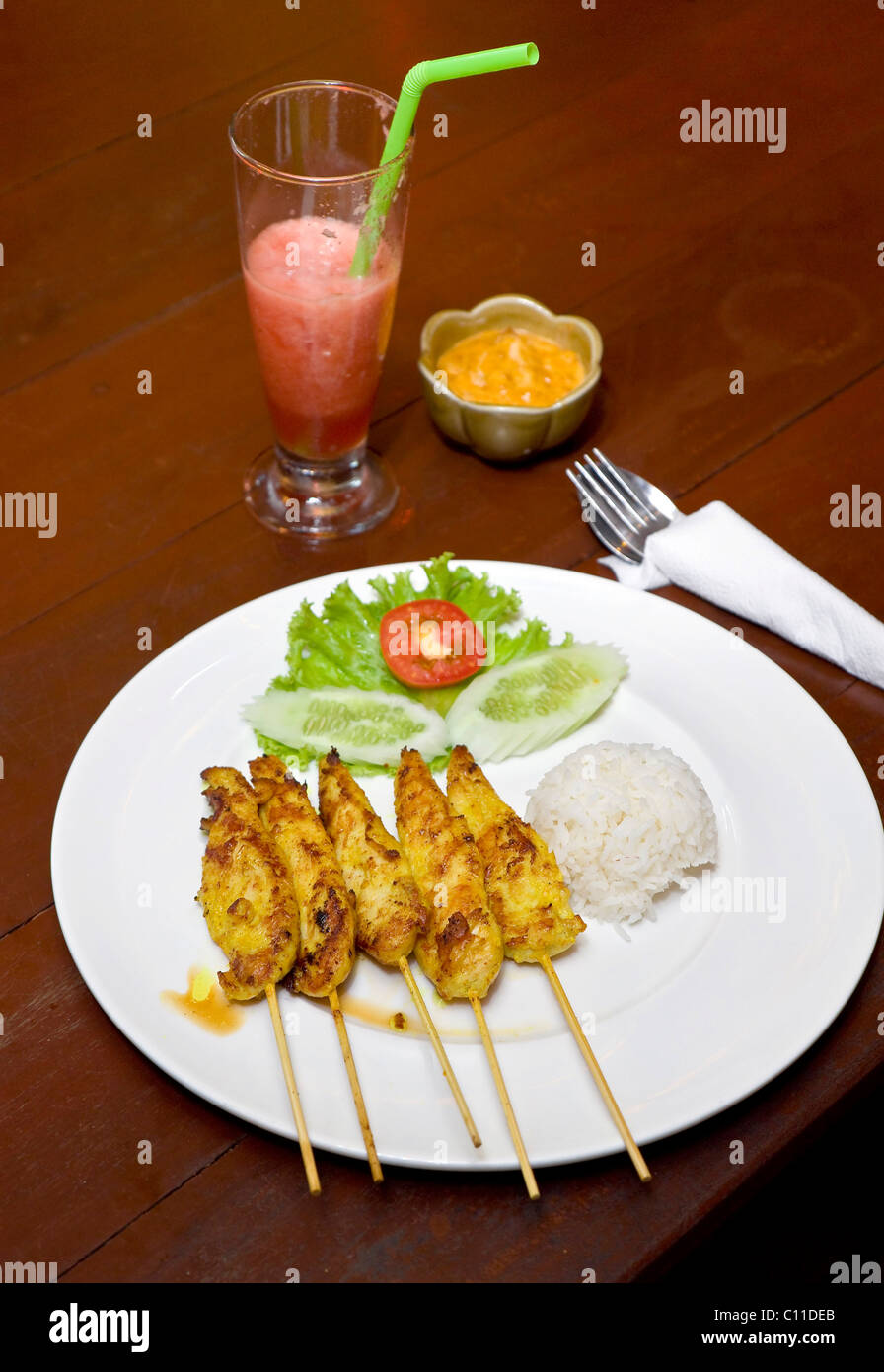 Hähnchen-Spieße mit Reis, Chicken Satay, thailändische Spezialitäten Stockfoto