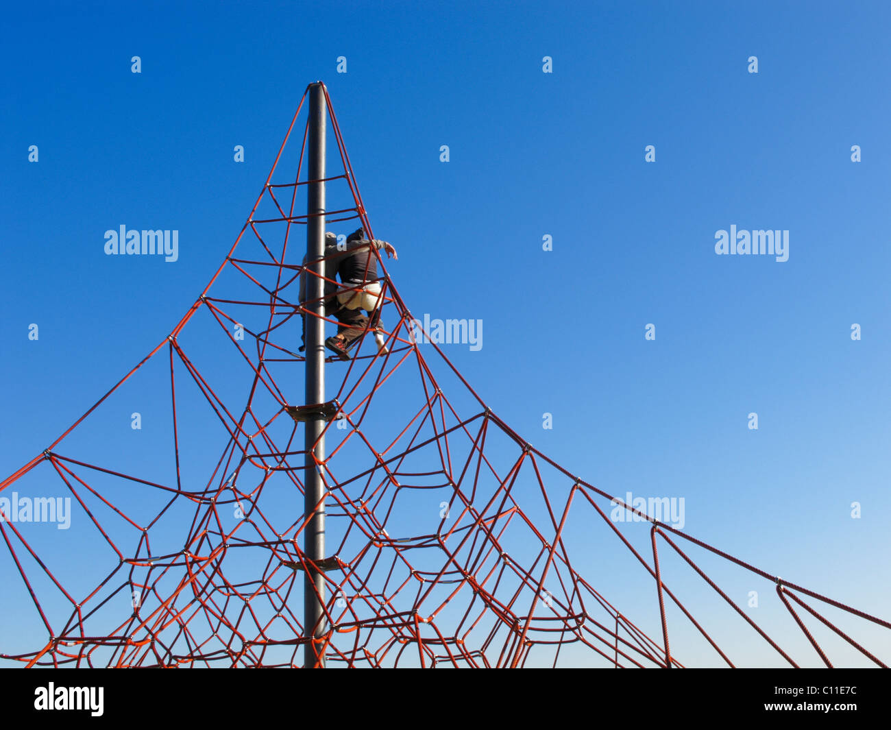 Seil-Klettergerüst auf Nova Icaria Strand in Barcelona, Katalonien, Spanien, Europa Stockfoto