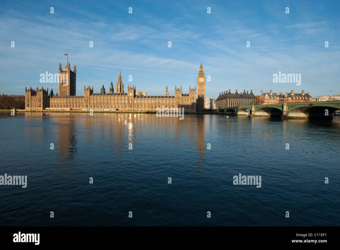 Die Houses of Parliament, am Ufer der Themse in London, England. Stockfoto
