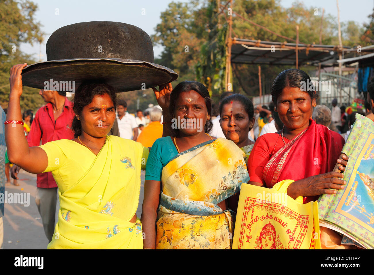 Frauen während Thaipusam Festival in Palani, Tamil Nadu, Tamil Nadu, Südindien, Indien, Asien Stockfoto