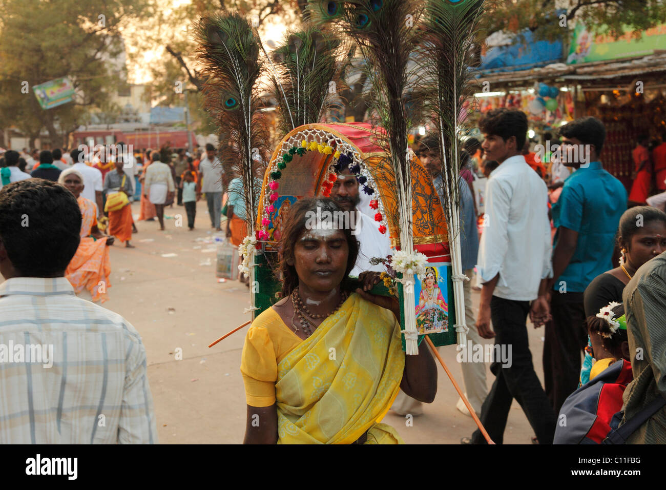 Frau mit Kavadi, Thaipusam Festival, hinduistische Festival, Palani, Tamil Nadu, Tamil Nadu, Südindien, Indien, Asien Stockfoto