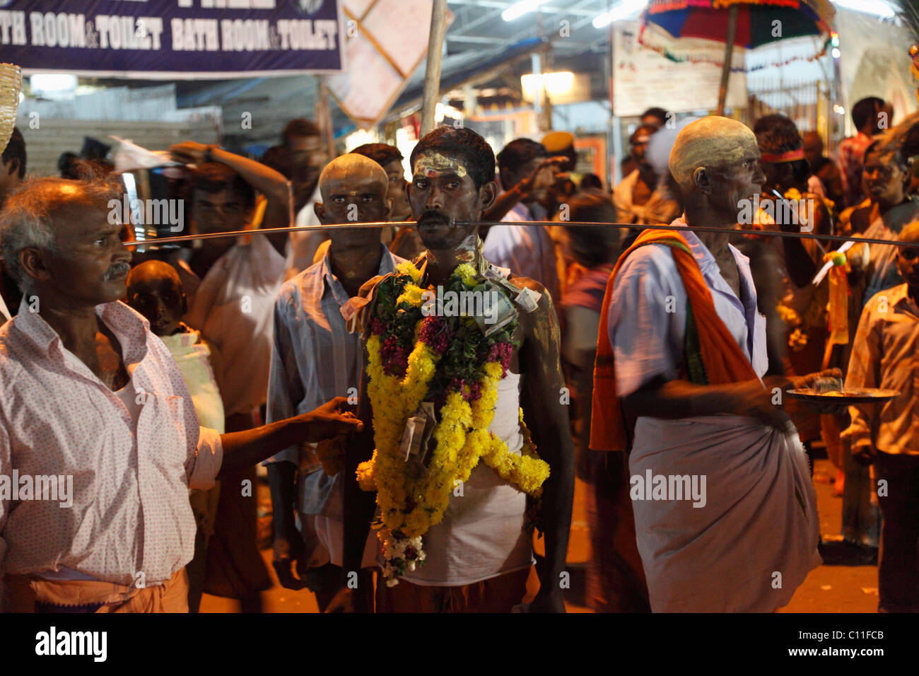 Hinduistische Pilger mit einem langen Speer durch seine Wangen Thaipusam Festival in Palani, Tamil Nadu, Tamil Nadu, Südindien, Indien Stockfoto