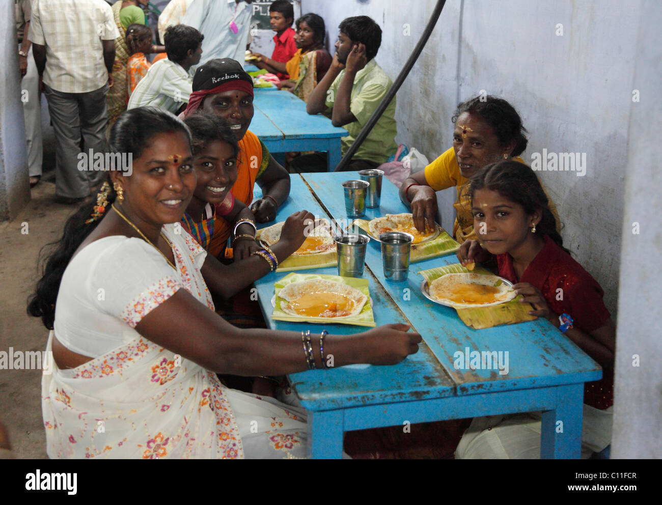 Einfaches Restaurant, indische Familie, Palani, Tamil Nadu, Tamil Nadu, Südindien, Indien, Asien Stockfoto