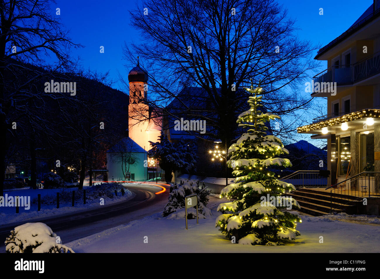 Pfarrkirche St. Kilian mit Weihnachtsbaum, Bad Heilbrunn, Oberbayern, Deutschland, Europa Stockfoto