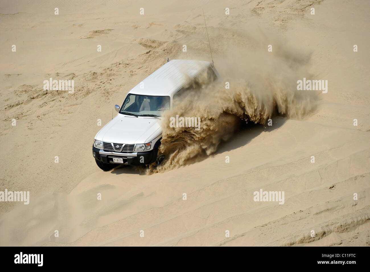 Geplatzten Reifen von einem Offroader 4500 Nissan Patrol 4500 Kraftstoffeinspritzung 4 x 4, Sanddünen, Emirat Katar, Persischen Golf fahren Stockfoto