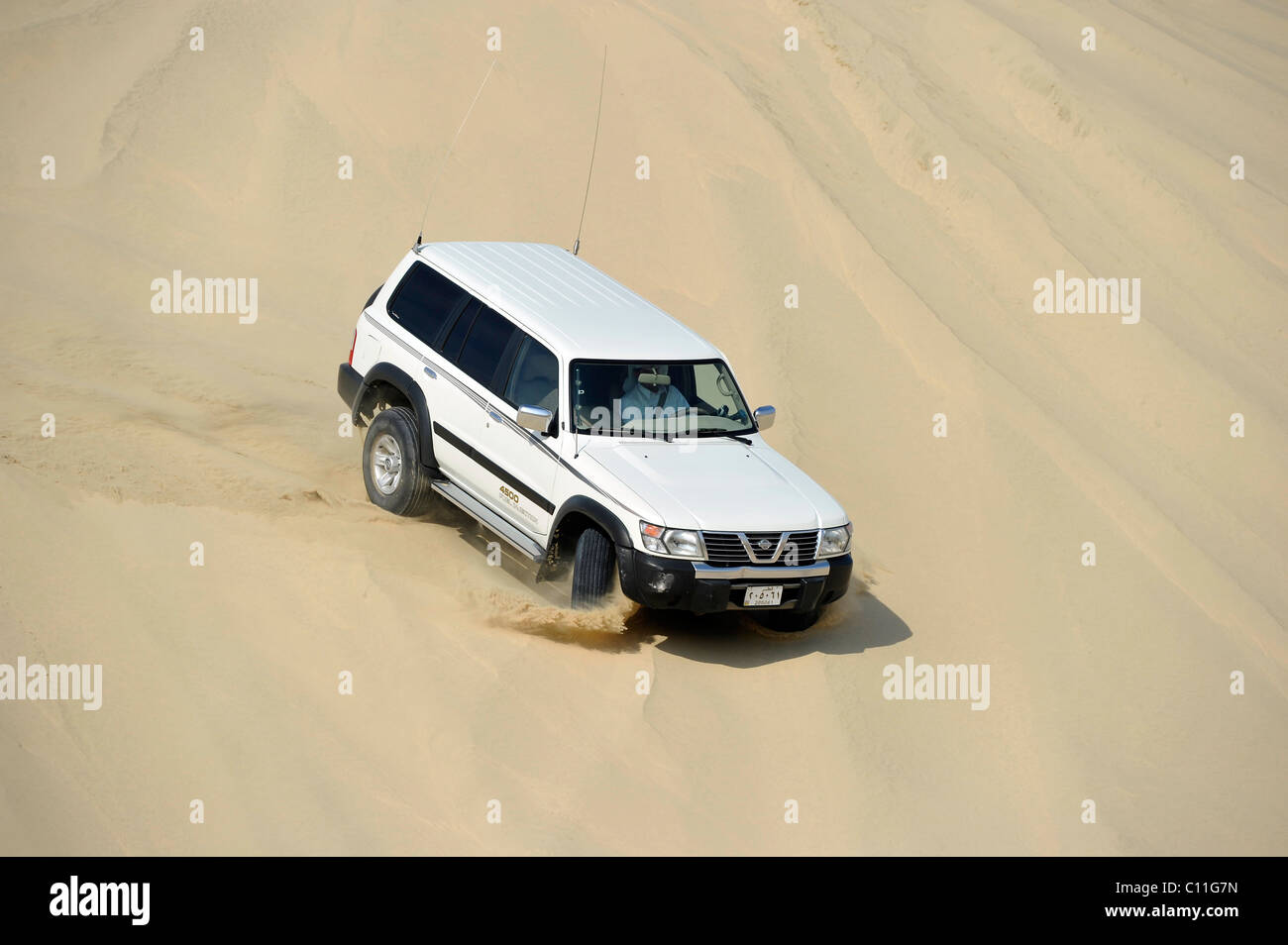 Off-Roader Nissan Patrol 4500 Fuel Injection 4 x 4, fahren in Sanddünen, Emirat Katar, Persischer Golf, mittleren Osten, Asien Stockfoto