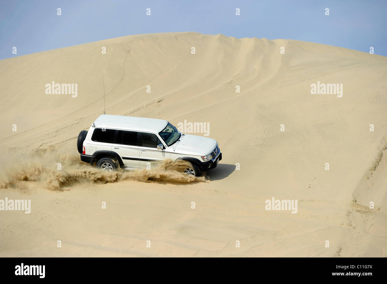 Off-Roader Nissan Patrol 4500 Fuel Injection 4 x 4, fahren in Sanddünen, Emirat Katar, Persischer Golf, mittleren Osten, Asien Stockfoto