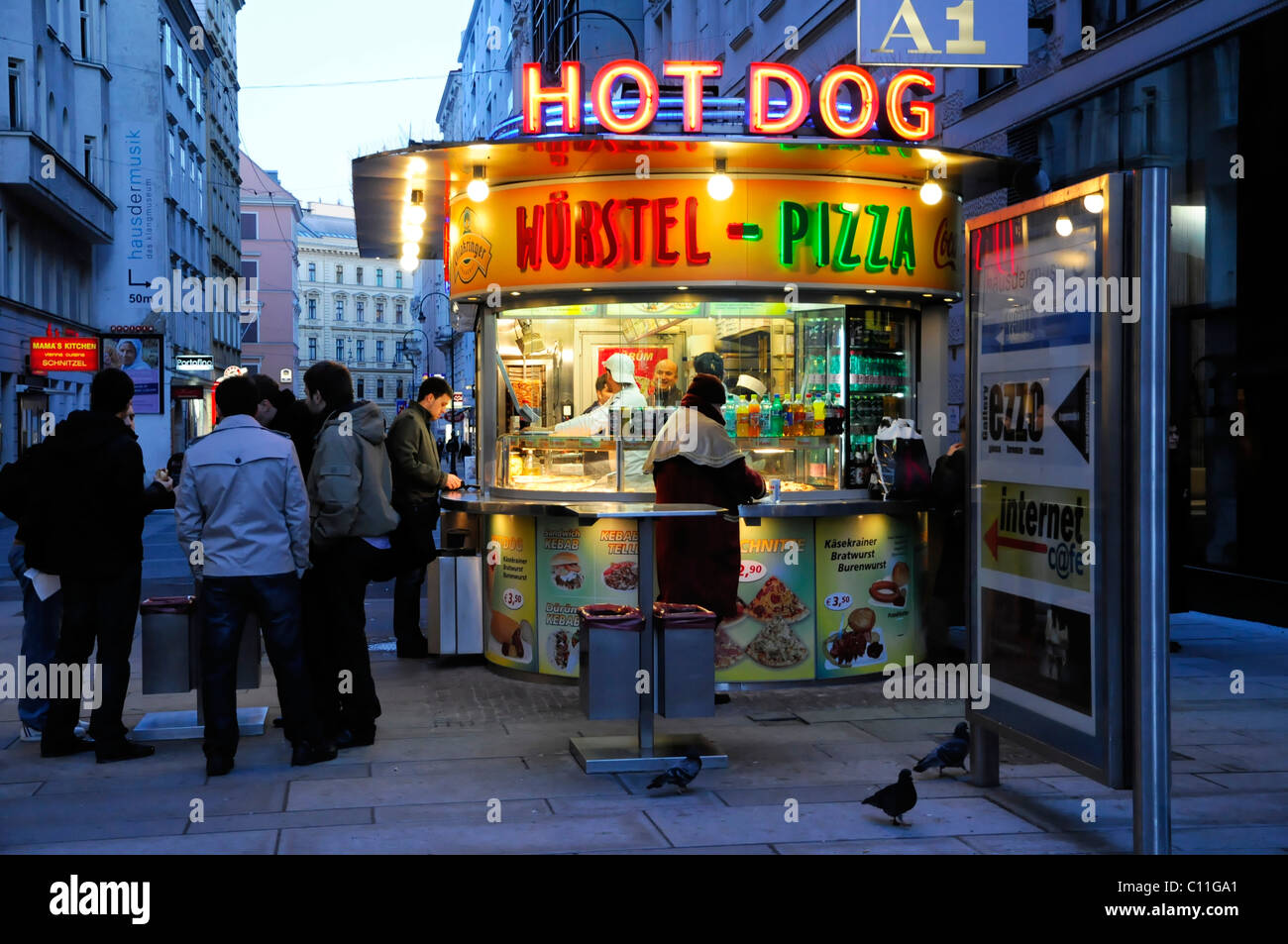 Hot Dog und Pizza stehen in der Nähe von Stephansdom, Wien, Austria, Europe Stockfoto