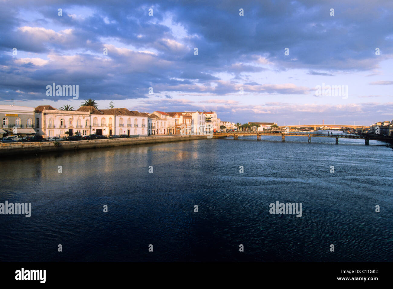 Historische Stadt mit dem Fluss Rio Gilao, Tavira, Algarve, Portugal, Europa Stockfoto