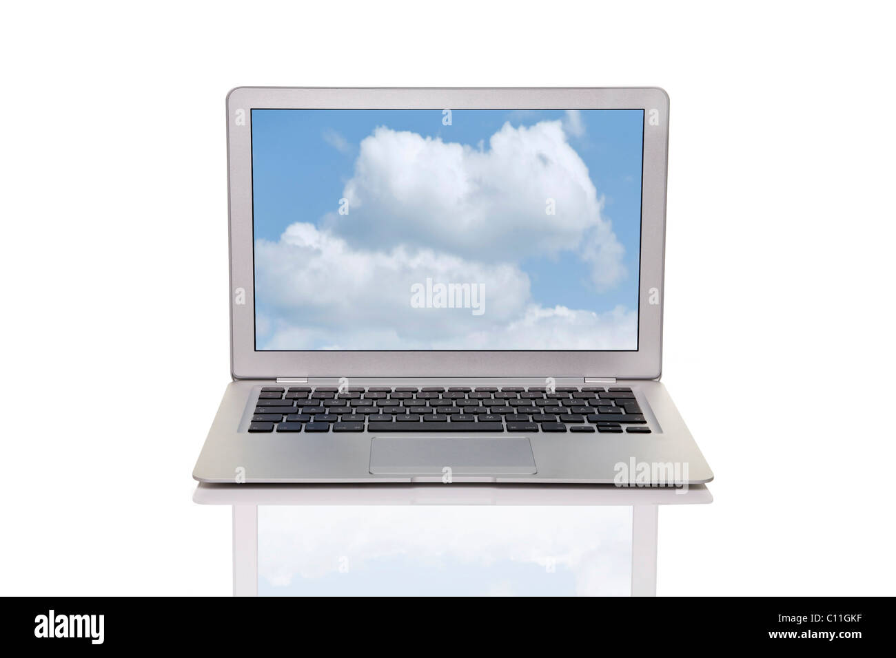Laptop mit Wolken Stockfoto