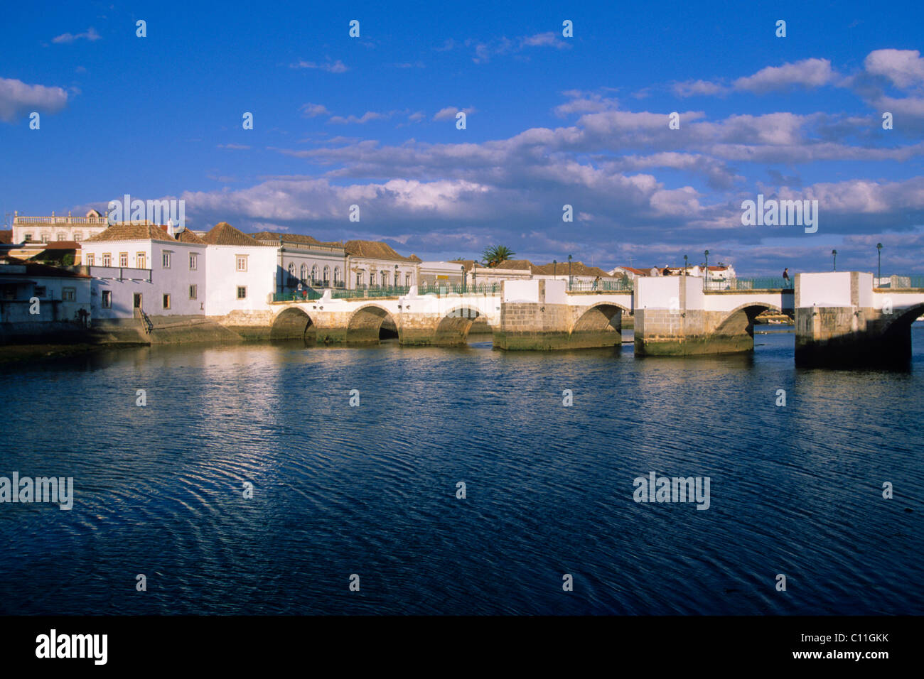 Fluss Rio Gilao mit Ponte Romana, Tavira, Algarve, Portugal, Europa Stockfoto