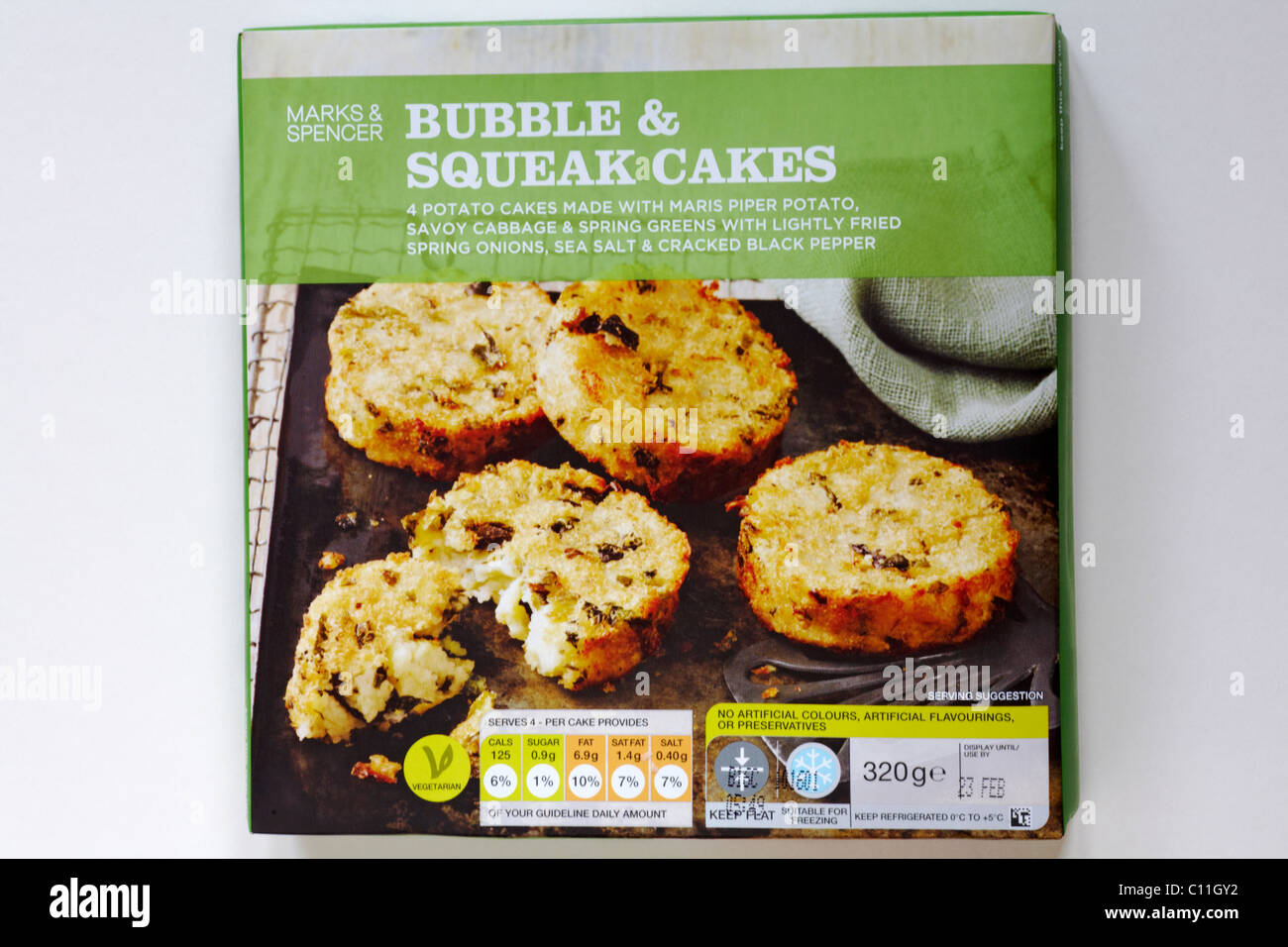 Box von Marks and Spencer Bubble And Squeak Kuchen auf weißem Hintergrund Stockfoto