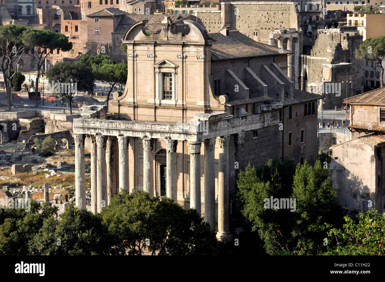 Tempel des Antoninus und der Faustina oder der Kirche von San Lorenzo in Miranda, Forum Romanum, das Forum Romanum, Rom, Latium, Italien Stockfoto