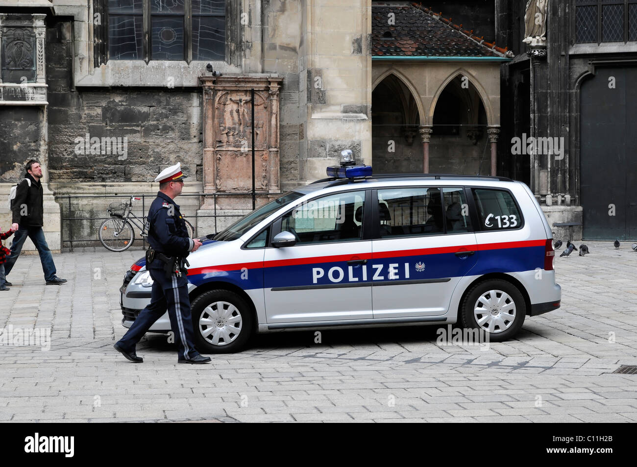 Polizei mit Polizeiauto an der St.-Stephans Kathedrale, Wien, Österreich, Europa Stockfoto