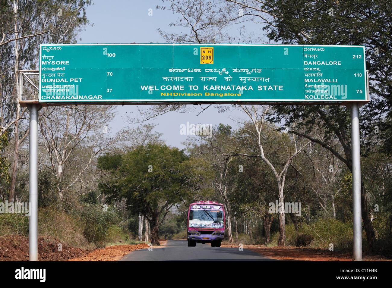 Grenze zu Karnataka Zustand, unterzeichnen in drei Sprachen, Kannada, Tamil und Englisch, Südindien, Indien, Südasien, Asien Stockfoto