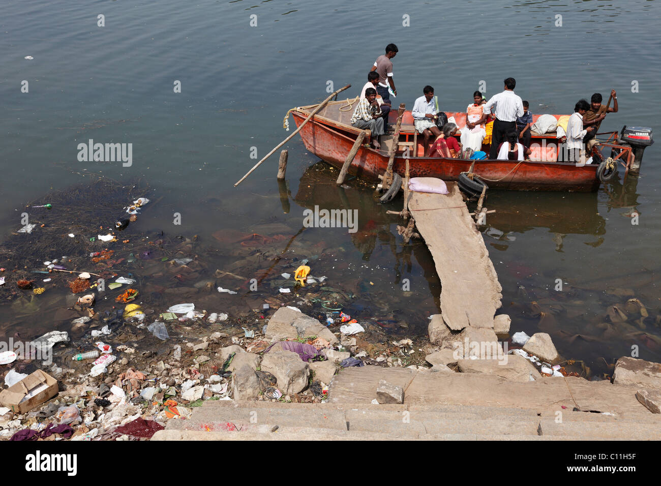 Motorboot als eine Fähre benutzt, verschmutzten Fluss Kapila, Kabini, Kabbani River, Südindien, Indien, Südasien, Asien Stockfoto