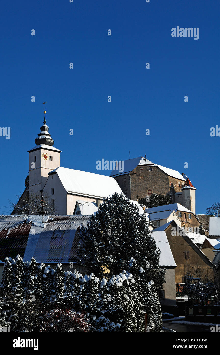 Burg Hiltpoltstein Burg, 11. Jahrhundert, mit Matthaeuskirche Kirche in Winter, Hiltpoltstein, Franken, Oberbayern Stockfoto