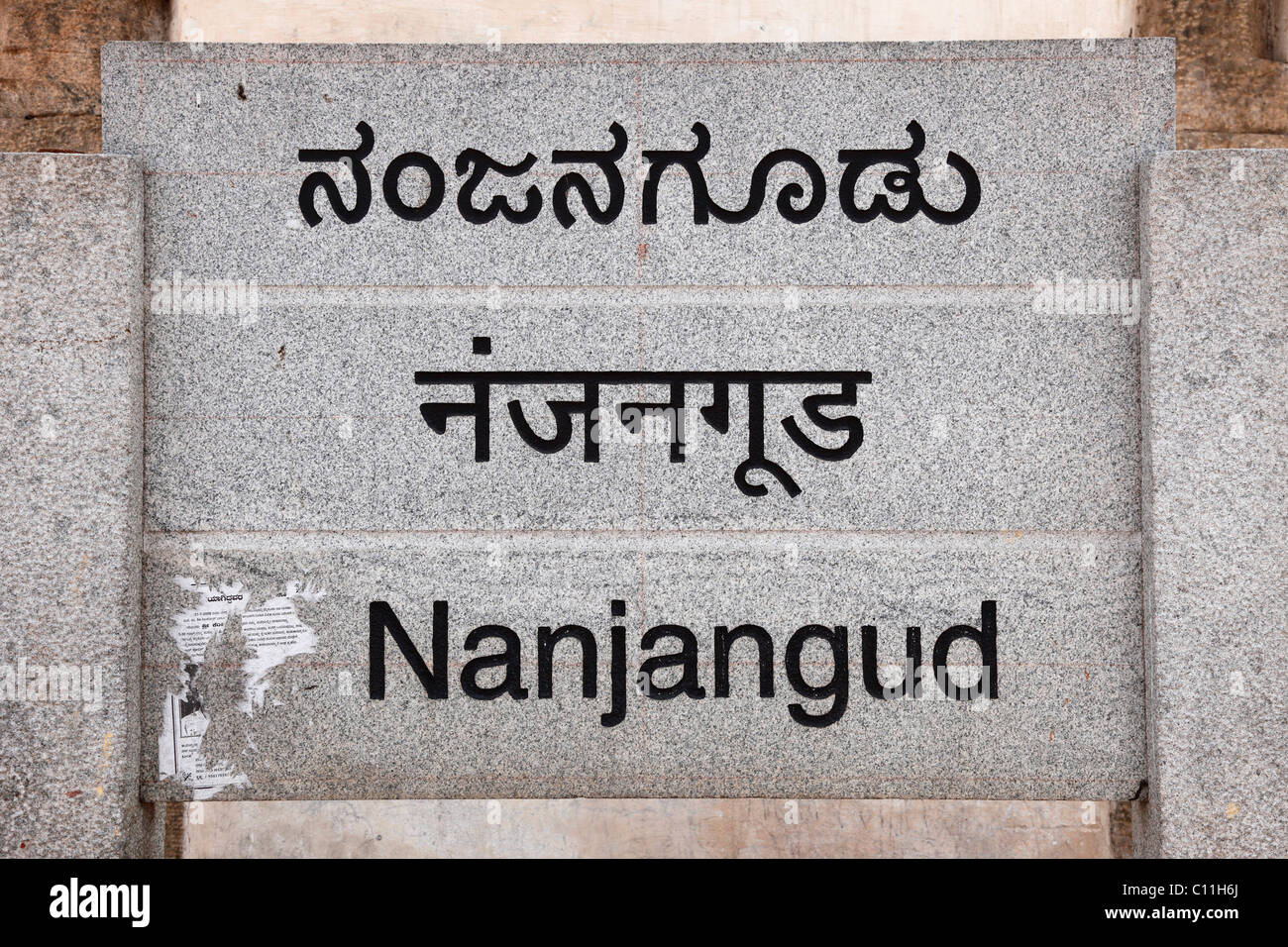 Mehrsprachige Schilder Nanjangud, Kannada Sprache, Karnataka, Südindien, Indien, Südasien, Asien Stockfoto