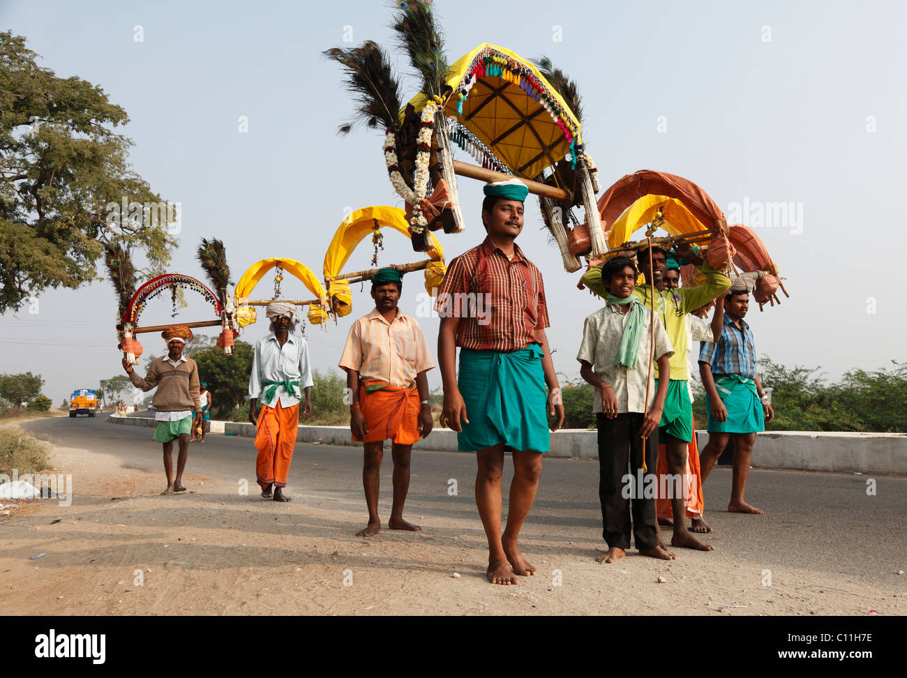 Hindu-Pilger auf ihrem Weg nach dem Thaipusam Festival in Palani, Tamil Nadu, Tamil Nadu, Südindien, Indien, Südasien, Asien Stockfoto