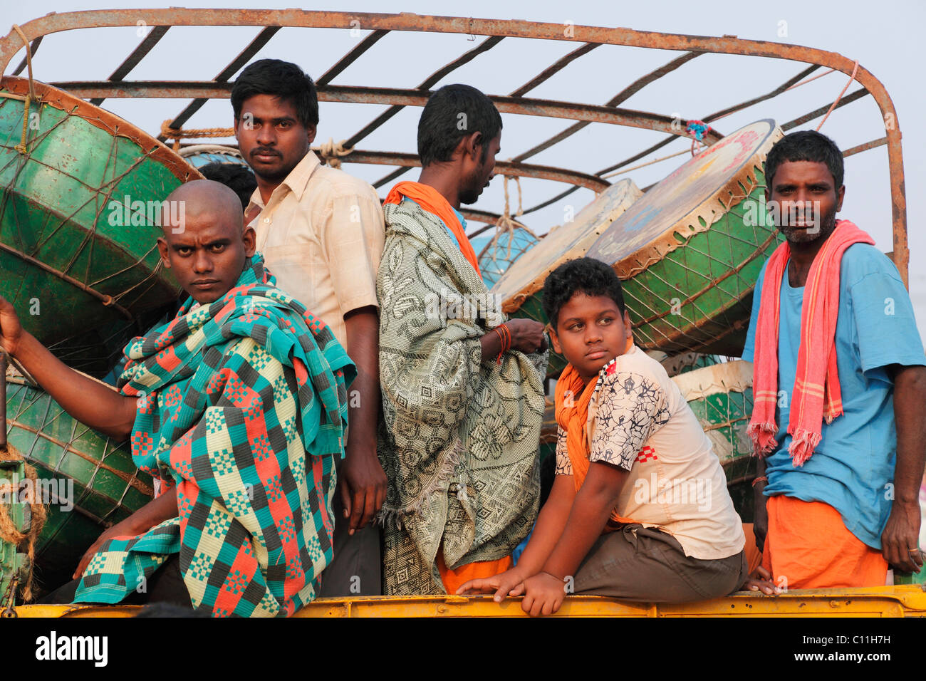 Hindu-Pilger mit Trommeln auf dem Weg zurück aus dem Thaipusam Festival in Palani, Tamil Nadu, Südindien, Indien, Südasien Stockfoto