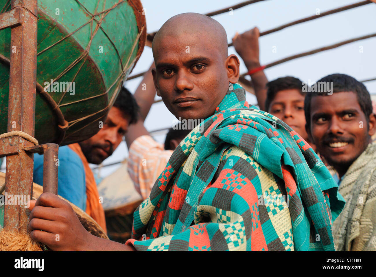 Hindu-Pilger mit Trommeln auf dem Weg zurück aus dem Thaipusam Festival in Palani, Tamil Nadu, Südindien, Indien, Südasien Stockfoto