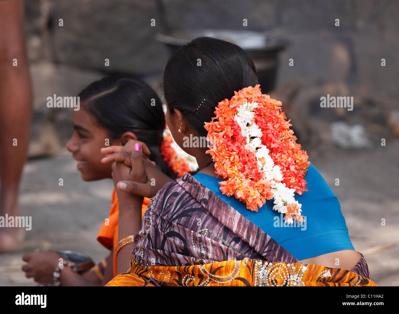 Frau mit Blumen im Haar, Nanjangud, Karnataka, Südindien, Indien, Südasien, Asien Stockfoto