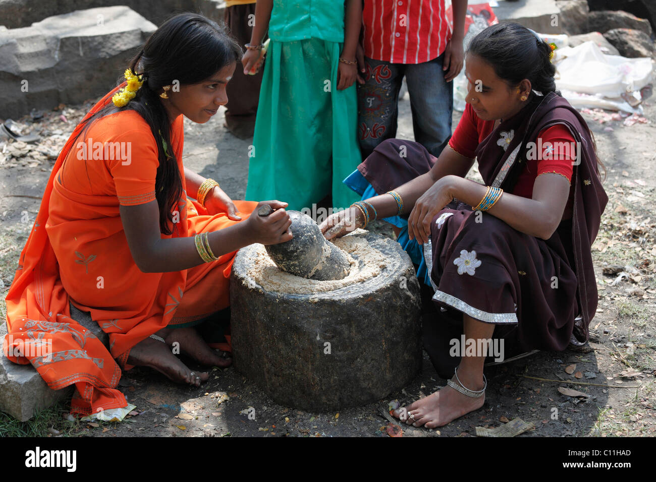 Zwei Mädchen Grindring Reis, Nanjangud, Karnataka, Südindien, Indien, Südasien, Asien Stockfoto