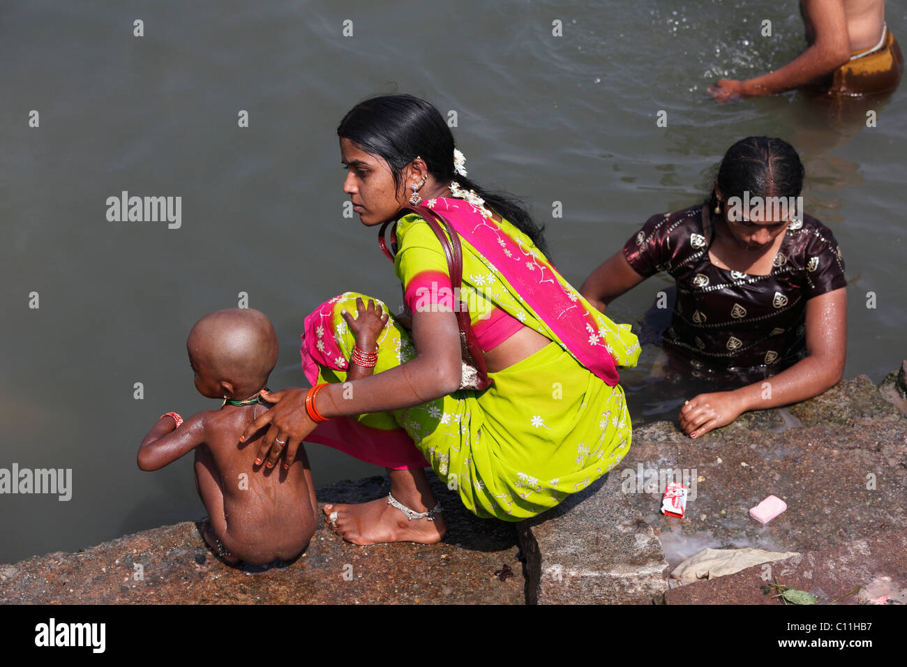 Junge Frau und Kind am Kapila, Kabini, Kabbani Fluss, Nanjangud, Karnataka, Südindien, Indien, Südasien, Asien Stockfoto