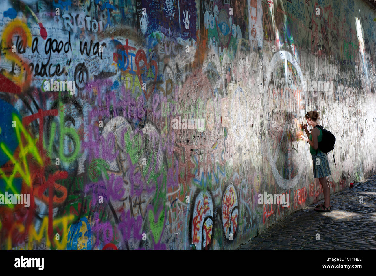 Prag - unterzeichnet eine Mädchen eine bemalte Wand Stockfoto