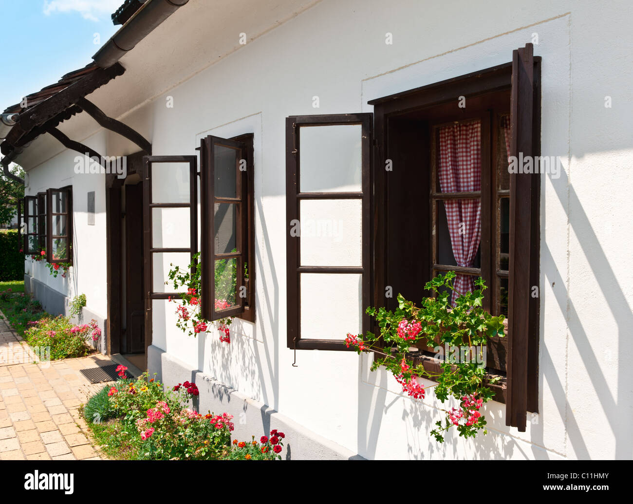 Typische historische Dorfhaus im kroatischen Landschaft. Kumrovec, Zagorje, Kroatien Stockfoto