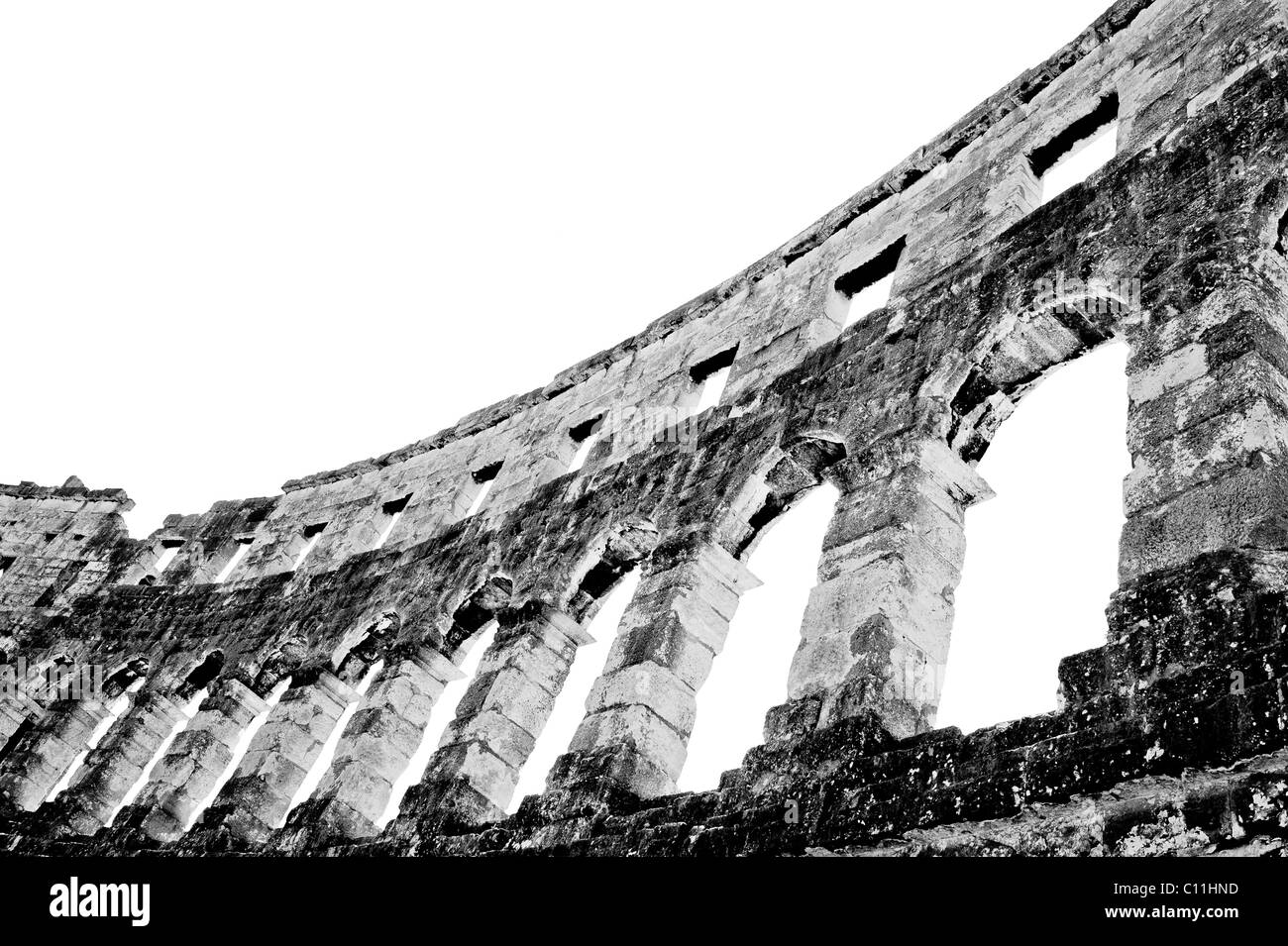 Antikes Amphitheater Wand isoliert auf weiss. Monochrom, Low-Winkel Schwarzweißansicht. Kolosseum von Pula, Kroatien Stockfoto