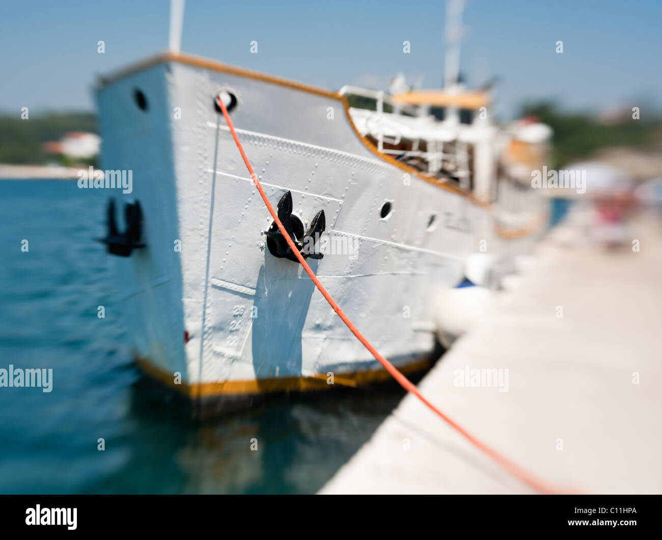 Weißes Boot angedockt. Anker nur im Mittelpunkt. Tilt-Shift-Objektiv geschossen im Fokus Details betont und Weichzeichnen. Stockfoto