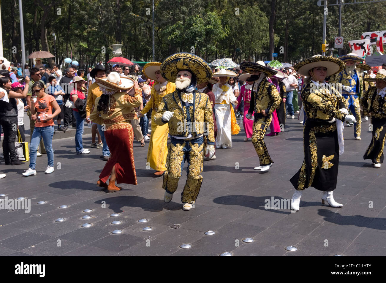 Personen mit Mariachi Anzug und Chinelo Maske während einer Parade in Mexiko-Stadt Stockfoto